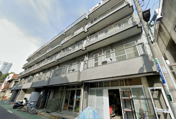 麻布狸穴ナショナルコート外観１｜麻布狸穴ナショナルコートは昭和５１年築、5階建てのマンションです。麻布十番駅から徒歩５分圏内です。赤羽橋駅、神谷町駅も徒歩圏内です。