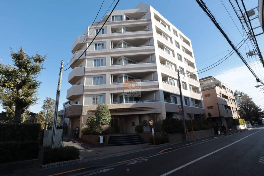 コンファーレ白鷺外観2｜交差点の角地に建つ立地で、開放感と視認性に優れた建物配置。バルコニーの配置にリズムがあり、街並みにリズム感を添えています。