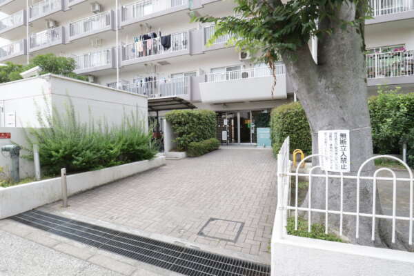 ソレイユ田町エントランス1｜アプローチは奥行きが有り、段差がなく、誰でも安心して利用できます。