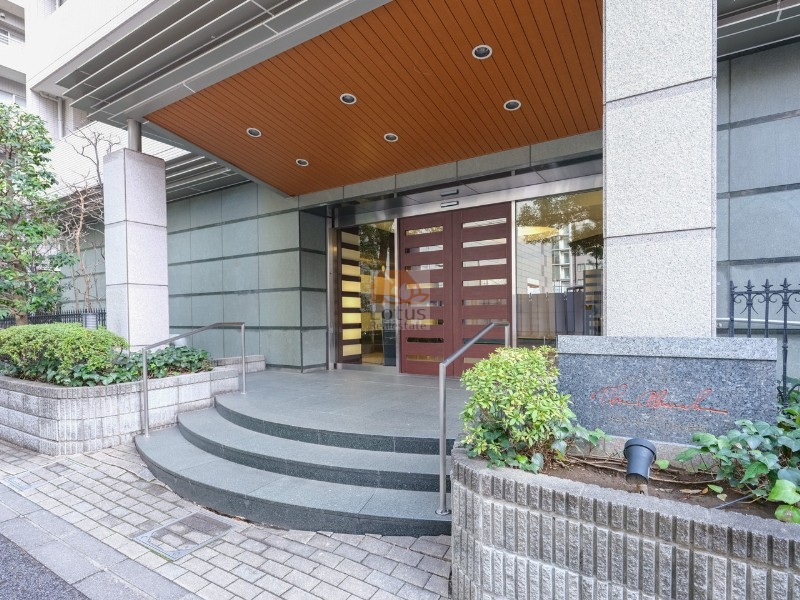 ファミールグランスイートＴＨＥ赤坂エントランス１｜赤坂駅から徒歩1分、マンション裏手に赤坂氷川公園があります。