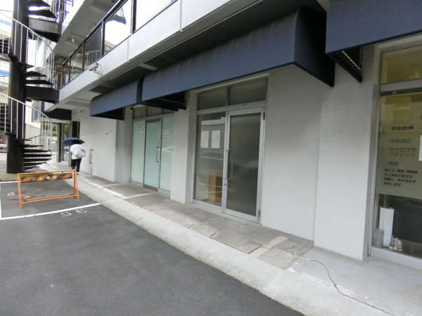 メゾン麻布外観共用部4｜マンション１階の店舗・事務所部分の１区分には、コミュニティスペースも設定されていました。