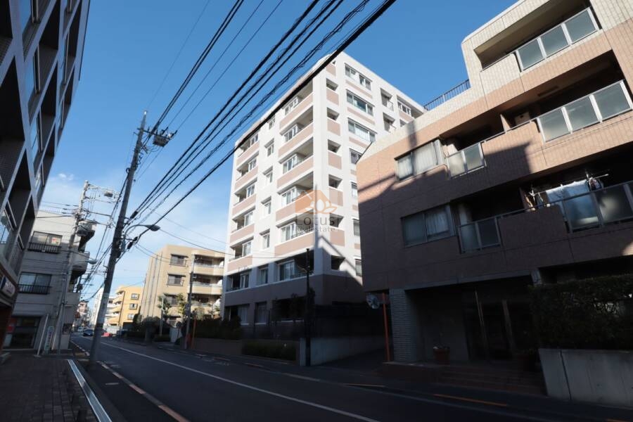 コンファーレ白鷺外観3｜外観全体を斜めからとらえたカット。中層階まで統一されたタイルデザインが、建物の質感をより強調し、街並みに馴染んでいます。