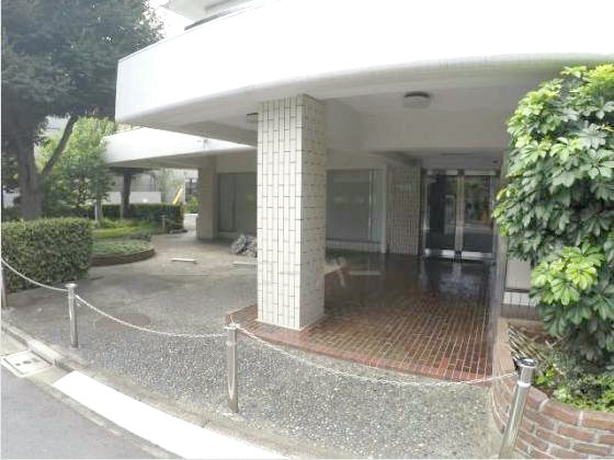 セイントマンションエントランス｜夜間オートロック対応で安心です。