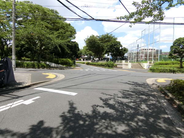 サンクタス南葛西グランスアプローチ8｜右折して少し歩くと十字路に出ます。ファミリースポーツ広場・南葛西少年野球広場にあたります。ここを左折です。