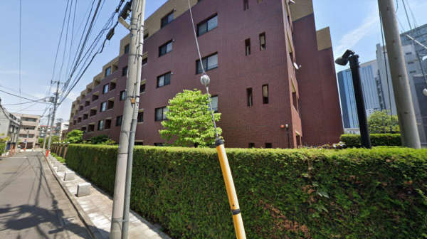 ファミールスクエア中野坂上外観１｜ファミールスクエア中野坂上は平成１３年築、５階建てのマンションです。中野坂上駅から近くて利便性良好です。