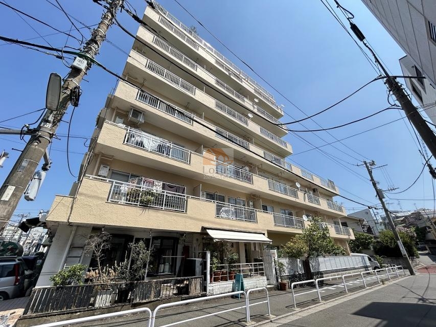 外観はベージュ系の外壁で、低層の住宅地に囲まれながら、8階建のスケール感が周囲を見渡す視界を確保している様子が伝わってきます。マンション下北沢は、昭和48年築、8階建てのマンションです。