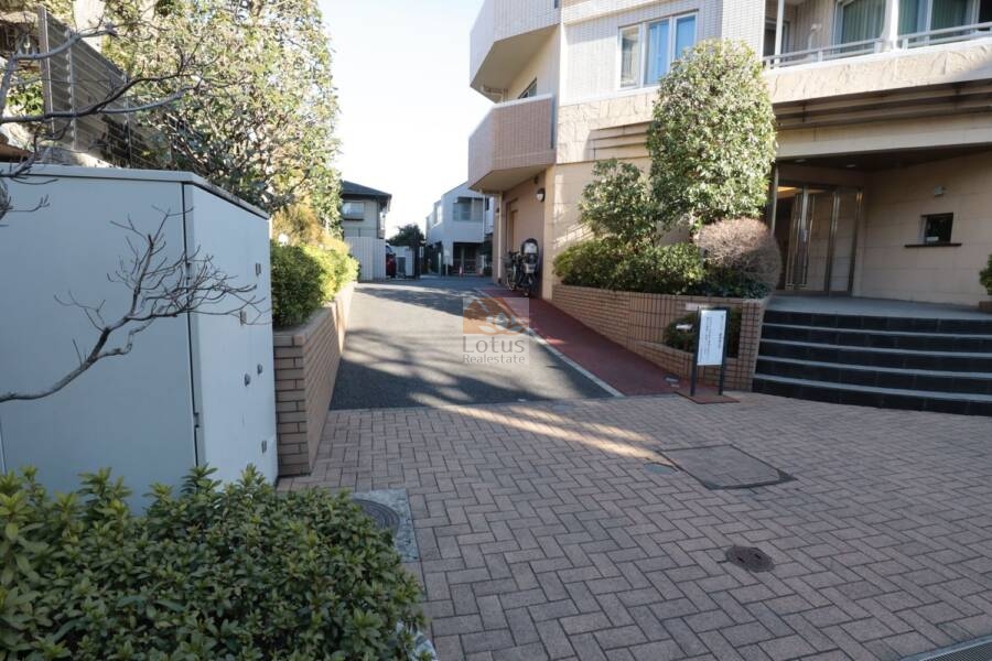 コンファーレ白鷺共用部4｜周辺には緑が多く、アプローチはやや奥まった造りになっています。ふと、駅からの道を歩いてくると、日常の雑踏から少しだけ離れた静けさを感じます。