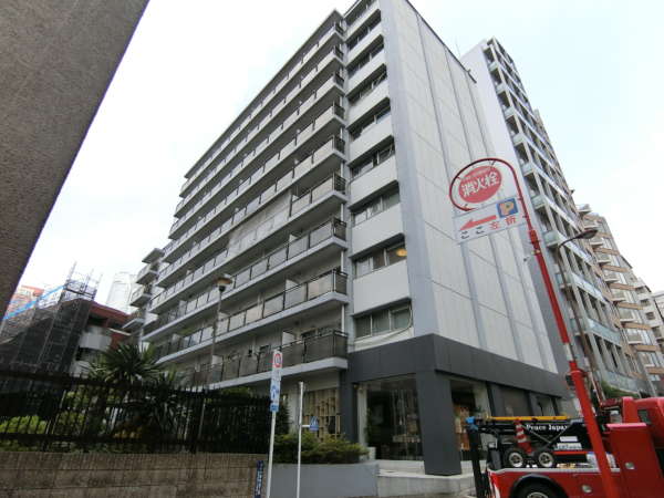 メゾン麻布外観共用部1｜メゾン麻布は昭和４２年築、１０階建てのマンションです。麻布通りに立地し、六本木ヒルズ、六本木駅も徒歩１０分圏内です。