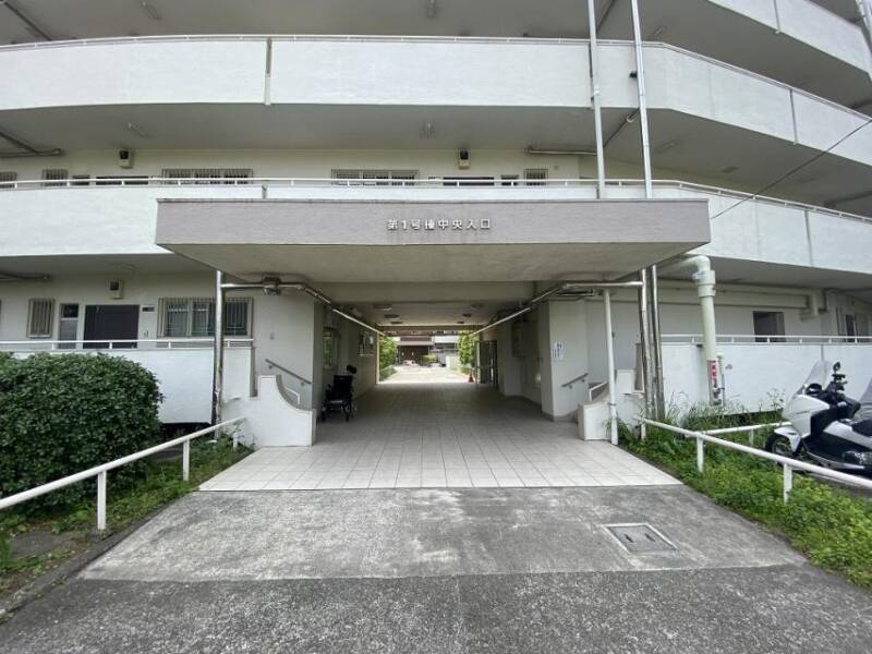 給田南住宅1号棟エントランス2｜大規模マンションです。