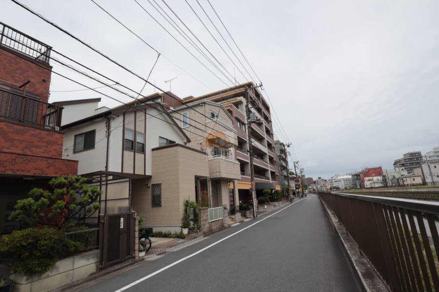 ジェイパーク亀戸外観1｜ジェイパーク亀戸は平成１２年築、７階建てのマンションです。北十間川に面した立地で、日当たり良好です。