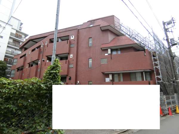 ライオンズマンション六本木外観共用部3｜建物の裏手に駐車場、駐輪場等が配置されています。