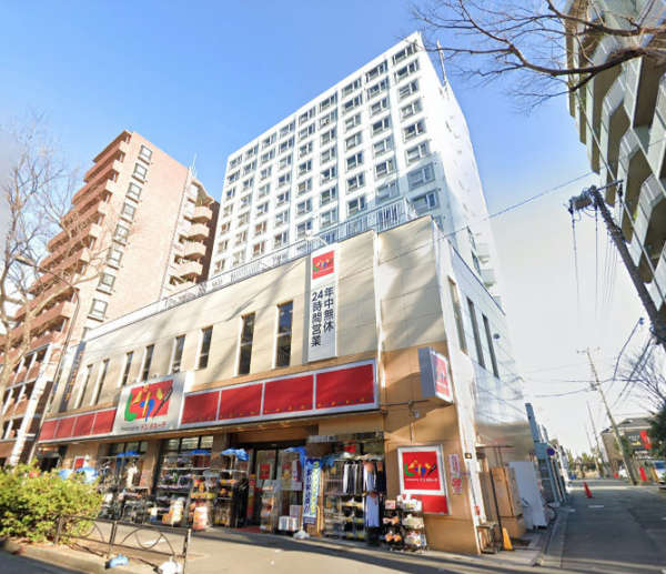プラザローヤル５外観３｜プラザローヤル５は昭和４９年築、地上１５階建てのマンションです。甲州街道に面した立地で、桜上水駅から徒歩５分、近隣にはスーパー、ファーストフード、飲食店などあり便利です。