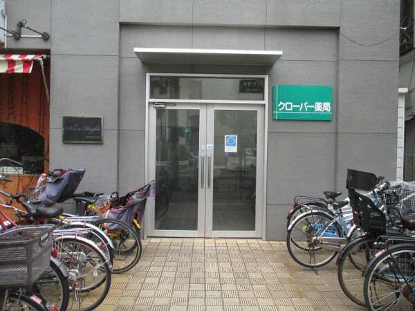 サクラハイツエントランス１｜エントランスは明治通りに面しています。