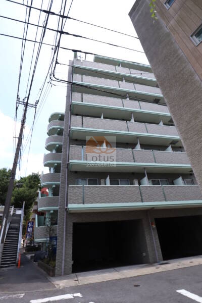 アフェクシオン南烏山外観3｜１階部分は共用部となっています。駐車場・駐輪場を配置されています。
