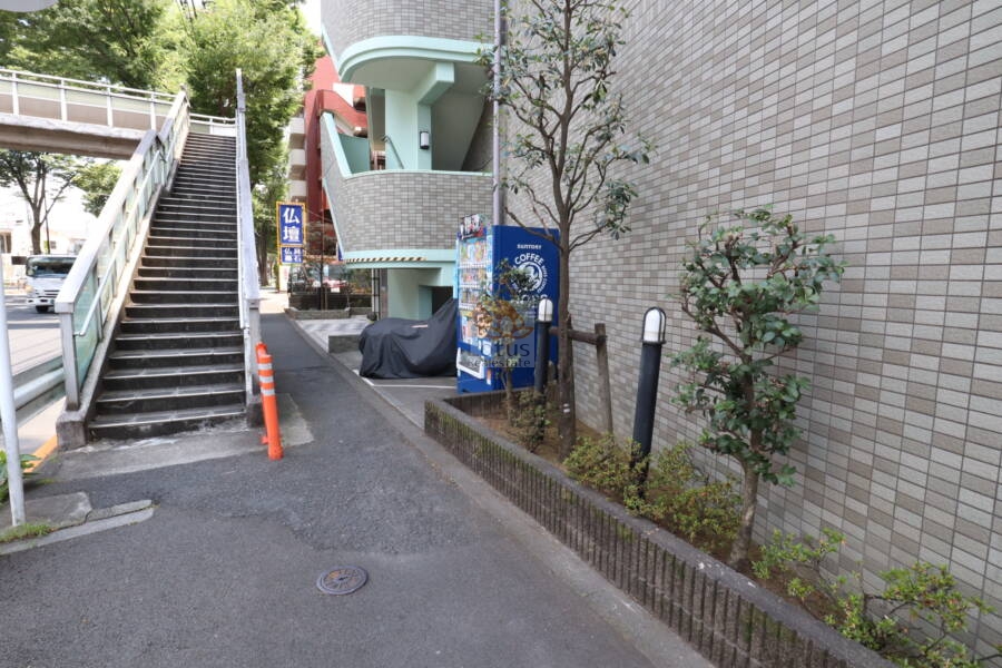 アフェクシオン南烏山共用部6｜１階のエントランスの右側には自動販売機が設置されていました。