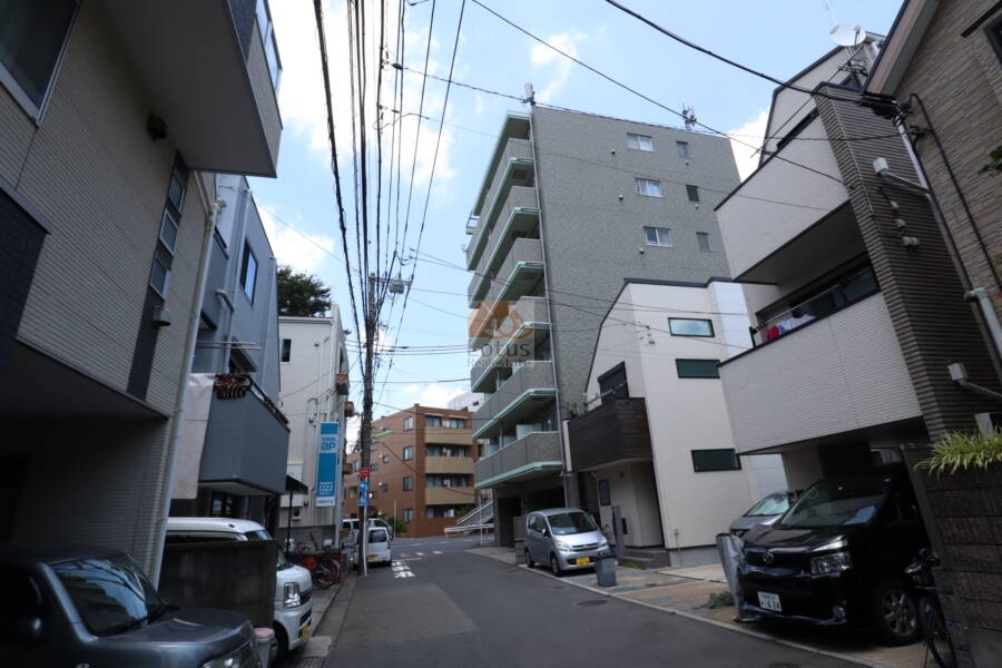 アフェクシオン南烏山外観5｜界隈は大通りから１本入ると静かな低層住宅地となっています。