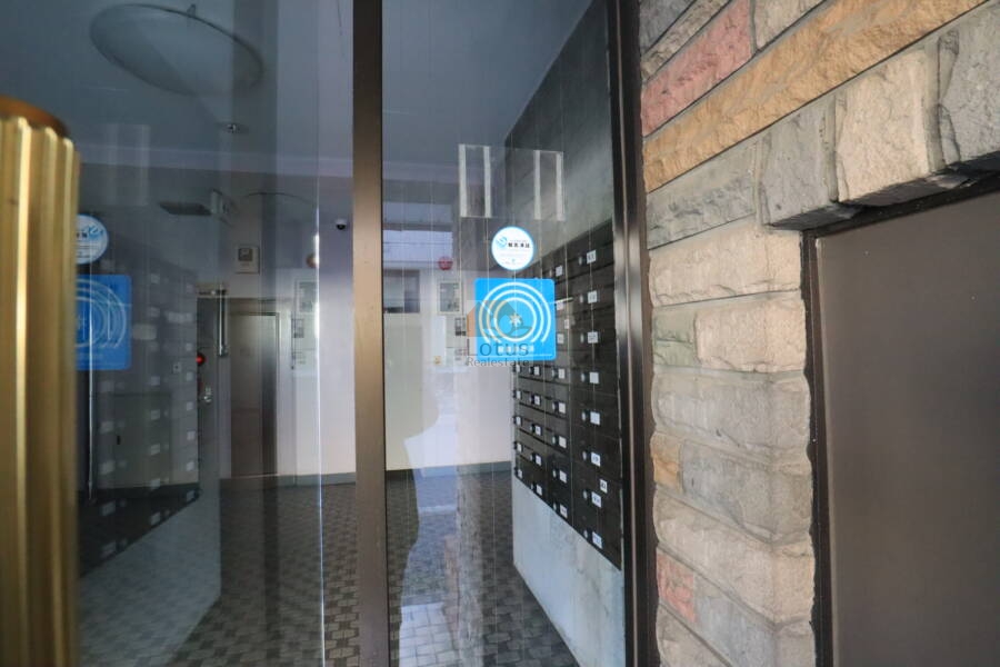 森下町パブリックハイツエントランス2｜耐震改修を行い、耐震適合マークを取得しています。