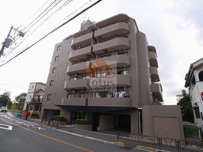 「金町駅北口」バス停から、バス停「商店街入口」で下車して徒歩1分の道を歩いてくると、ふっと風が抜ける角地にこのタイル貼りの外観が現れます。オートロック完備の安心感があって、朝の時間帯でも落ち着いた動線がつくりやすい位置関係です。近くに「ビッグ・エー葛飾南水元店」(徒歩1分)があるので、買い物の寄り道が生活のテンポを整える役割にもなるといえます。 グリーンパーク水元9は、平成3年築、7階建てのマンションです。