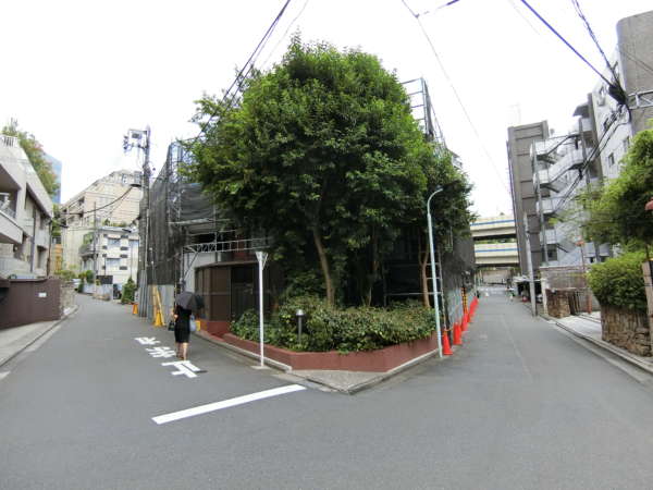 ライオンズマンション六本木外観共用部4｜マンションは角地に位置しています。