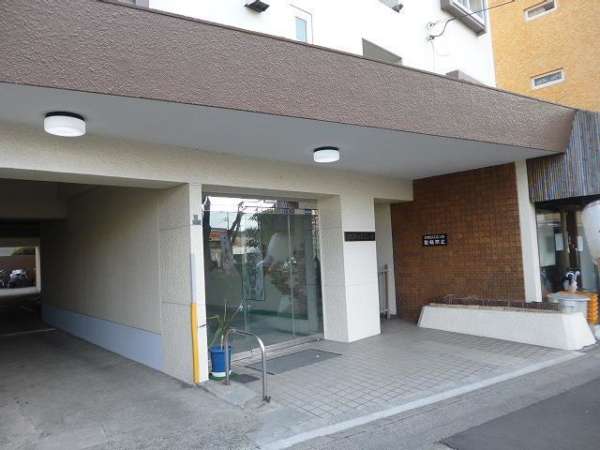 上北沢ハイネスコーポエントランス１｜甲州街道沿いに立地します。
