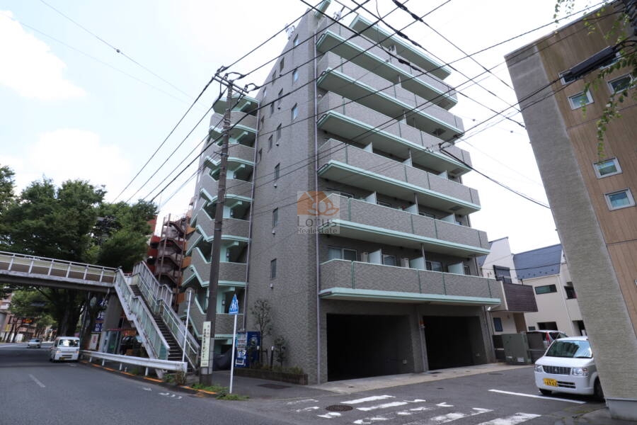 アフェクシオン南烏山外観1｜アフェクシオン南烏山は甲州街道に立地します。外からですとやはり、いささか騒音を感じるでしょうか。