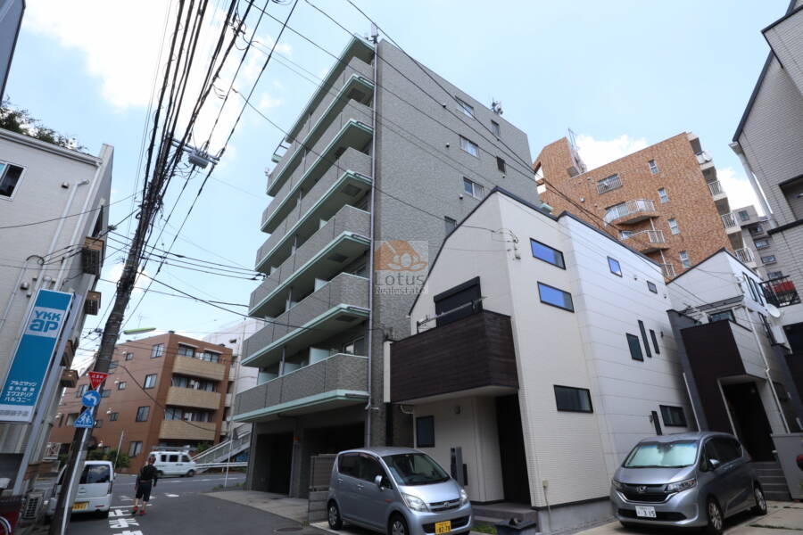 アフェクシオン南烏山外観4｜写真では若干見づらいですが、甲州街道の対面はスシローがあります。甲州街道は産業用と生活用の通りですので、夜も同程度の交通量があります。