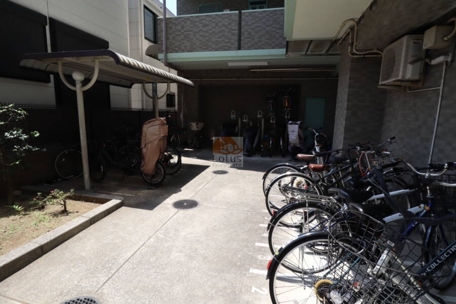 アフェクシオン南烏山共用部4｜奥に駐輪スペースがあります。