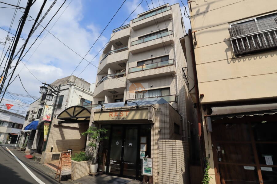 マートルコート豪徳寺外観1｜マートルコート豪徳寺は、1986年（昭和61年）5月築、５階建てのマンションです。商店街沿いの便利な立地です。