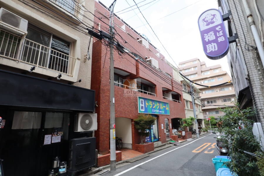 西新宿ハイホーム外観1｜西新宿ハイホームは総和５２年築、５階建てのマンションです。新宿中央公園が近くの、十二社通りから一本入った通りに立地します。