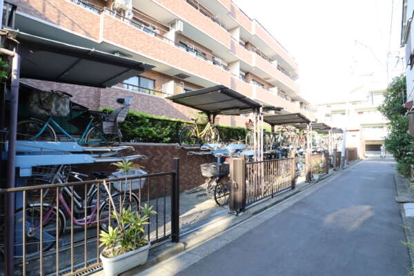 ライオンズマンション亀戸五丁目共用部2｜駐輪場は南西側の共用部（外観に面した部分）あります。路地に面していて便利です。詳しく調べていませんが、将来の道路の拡幅に備えた空地部分を活用しているのでしょうか。