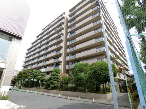 ライオンズガーデン錦糸町外観共用部5｜南向き、西向きの振り分けとなった配棟のマンションです。整備された植栽と外壁タイル貼りの外観が調和し、落ち着いた街並みに溶け込んでいます。