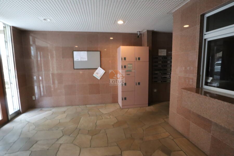 アフェクシオン南烏山共用部2｜エントランスの内部には宅配ロッカーがあるのですが、撮影時には２台設置されていました。