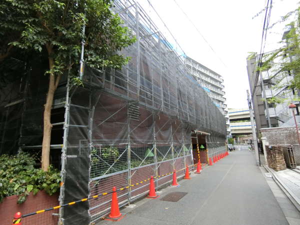 ライオンズマンション六本木外観共用部5｜取材をした２０２０年の当時は修繕工事中でした。