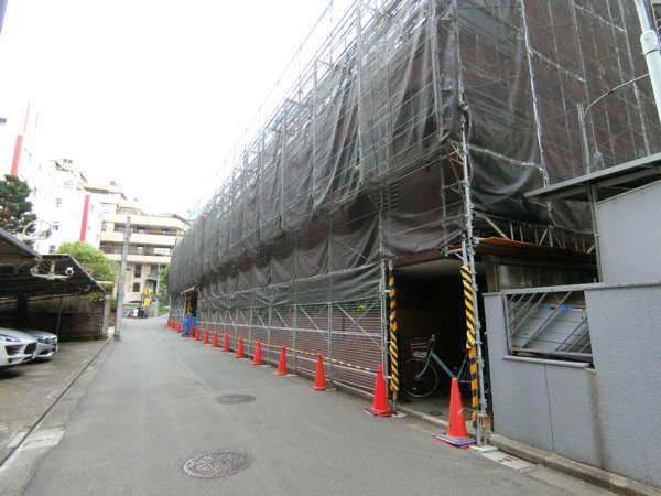 ライオンズマンション六本木外観共用部1｜ライオンズマンション六本木は昭和５２年築、５階建てのマンションです。麻布十番以外でも、六本木ヒルズ、六本木駅も徒歩圏内です。