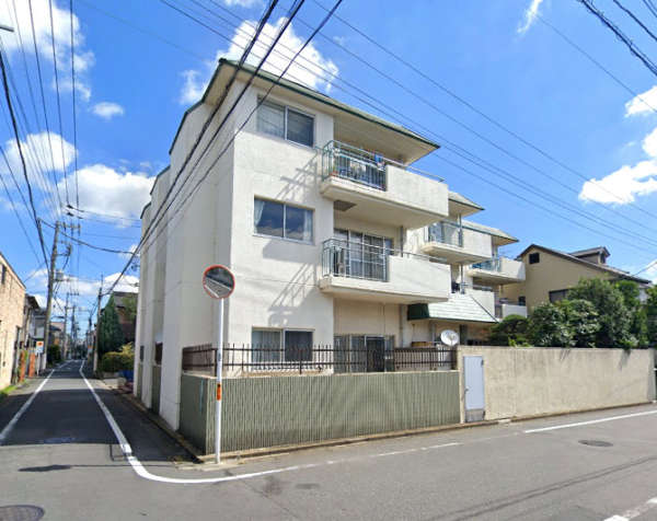 高松ハイツ外観２｜高松ハイツは昭和５６年築、３階建て低層マンションです。周辺は戸建てが多い閑静な住宅地です。