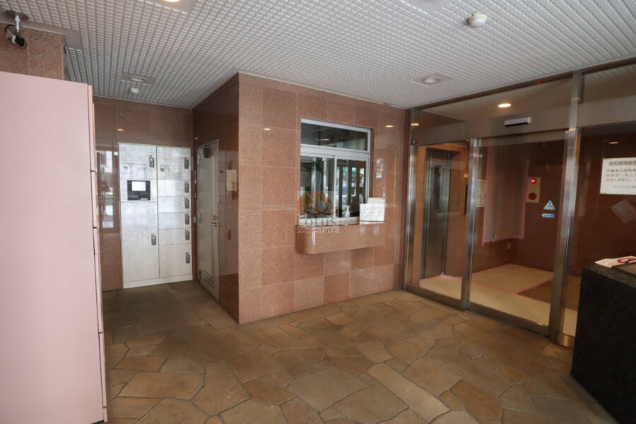 アフェクシオン南烏山共用部1｜エントランスはオートロックになっています。