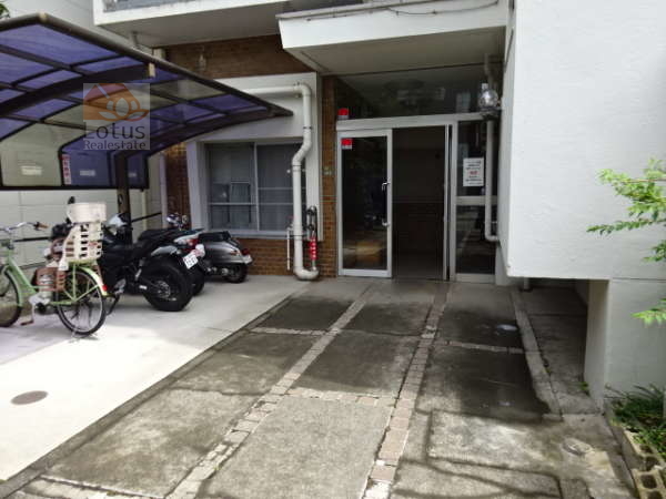 中銀下北沢マンシオンエントランス１｜エントランスです。