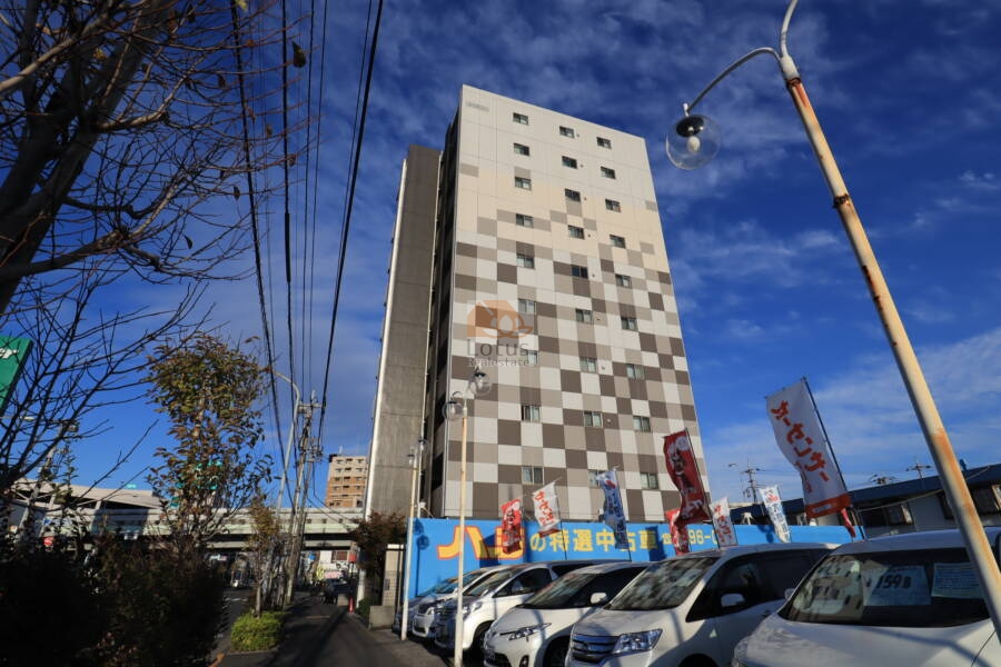 ファーストシーン新小岩ラティス外観1｜ファーストシーン新小岩ラティスは平成２４年築、１０階建てのマンションです。蔵前橋通りと環七通りの交差する角地に立地します。