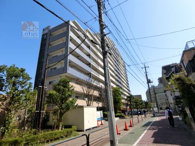プラウドシティ梅島外観共用部2｜グレード感のあるファサードです。東側は梅島公園に隣接しています。