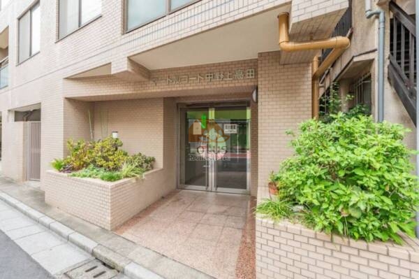 マートルコート中野上高田エントランス１｜エントランスです。通りに面しており見通しは良好です。