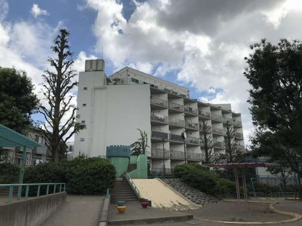 富士見台ハイツ外観４｜富士見台ハイツは地上7階建てのマンションです。周辺は静かな住宅街です。北西側には区立貫井公園があります。