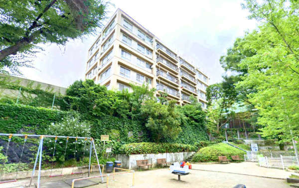 城北台マンションは、昭和４５年築の６階建てマンションです。
西側には、区立牛込弁天公園があるため、見晴らしの良い立地となっています。