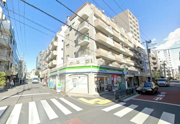 湯島武蔵野マンション外観３｜湯島武蔵野マンションは昭和４６年築、１０階建て、１００世帯ある大規模マンションです。１階にコンビニエンスストアや飲食店が入っていて便利です。本郷三丁目駅、湯島駅が徒歩圏内です。