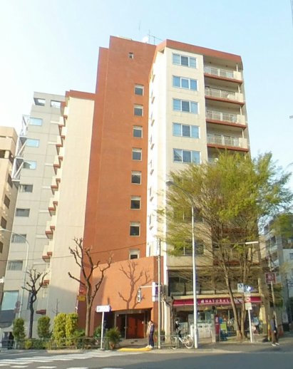 ハイマート渋谷神泉は昭和５０年築、１０階建てのマンションです。１階のナチュラルローソンが目印です。