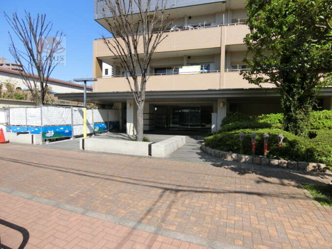 プラウドシティ梅島外観共用部3｜エントランス回りは公開空地として整備されていて、良好な住環境を演出しています。
