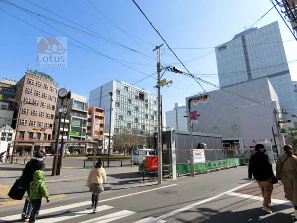 北千住駅東口2｜北千住駅の東口は駅のほぼ目の前に大きな広場があり、東京電機大学 東京千住キャンパス 1号館に面しています。
