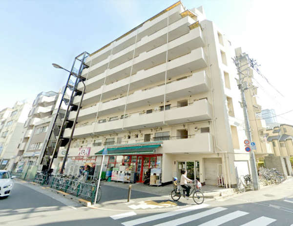 東中野フレンドマンション外観３｜東中野フレンドマンションは昭和４９年築、８階建てのマンションです。大久保通り沿いに立地します。１階のまいばすけっとが目印です。