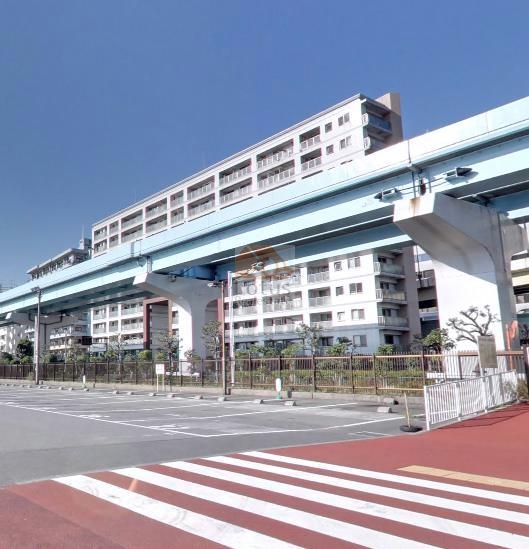 ジェイパーク芝浦ベイサイドスクエア外観１｜ジェイパーク芝浦ベイサイドスクエアはゆりかもめ「日の出」駅から徒歩4分、ゆりかもめの高架線が目の前にあります。