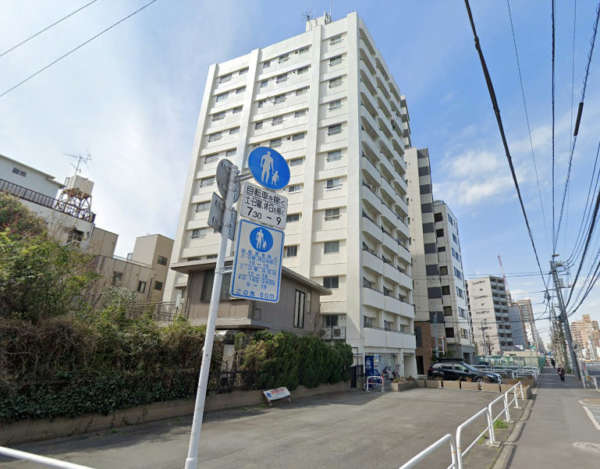 東都スカイマンション外観１｜東都スカイマンションは昭和４６年築、１３階建てのマンションです。白山通り沿いに立地し、巣鴨地蔵通り商店が近くて便利です。巣鴨駅、西巣鴨駅、大塚駅が利用可です。