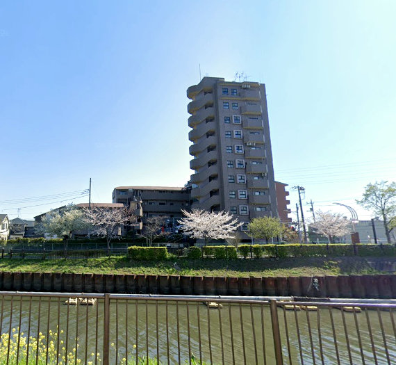 ライオンズマンション竹の塚リバーサイド外観２｜ライオンズマンション竹の塚リバーサイドは毛長川沿いに立地します。
